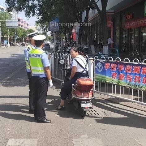 女网红违停撒泼被拘，法律知识需普及